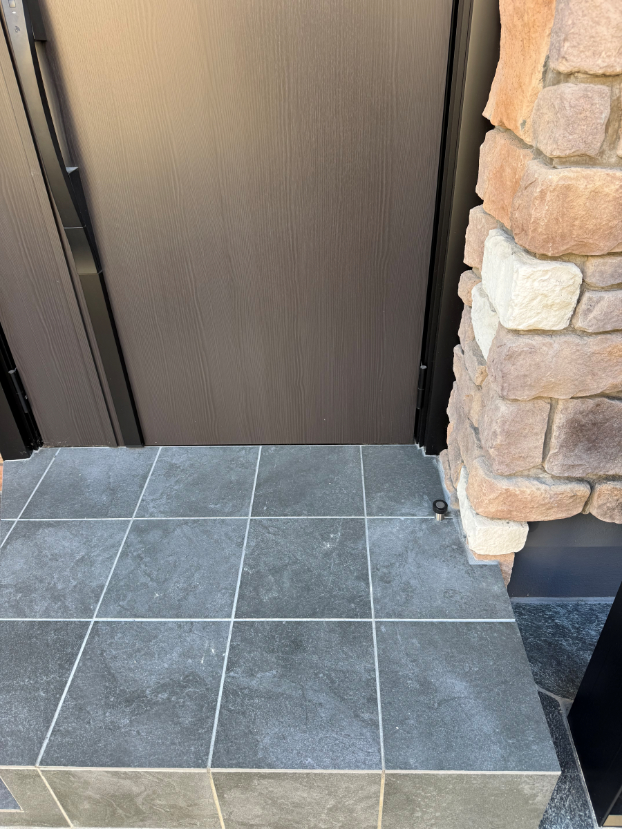 イワサキの玄関ドアに床付け戸当たりで傷防止！の施工後の写真1