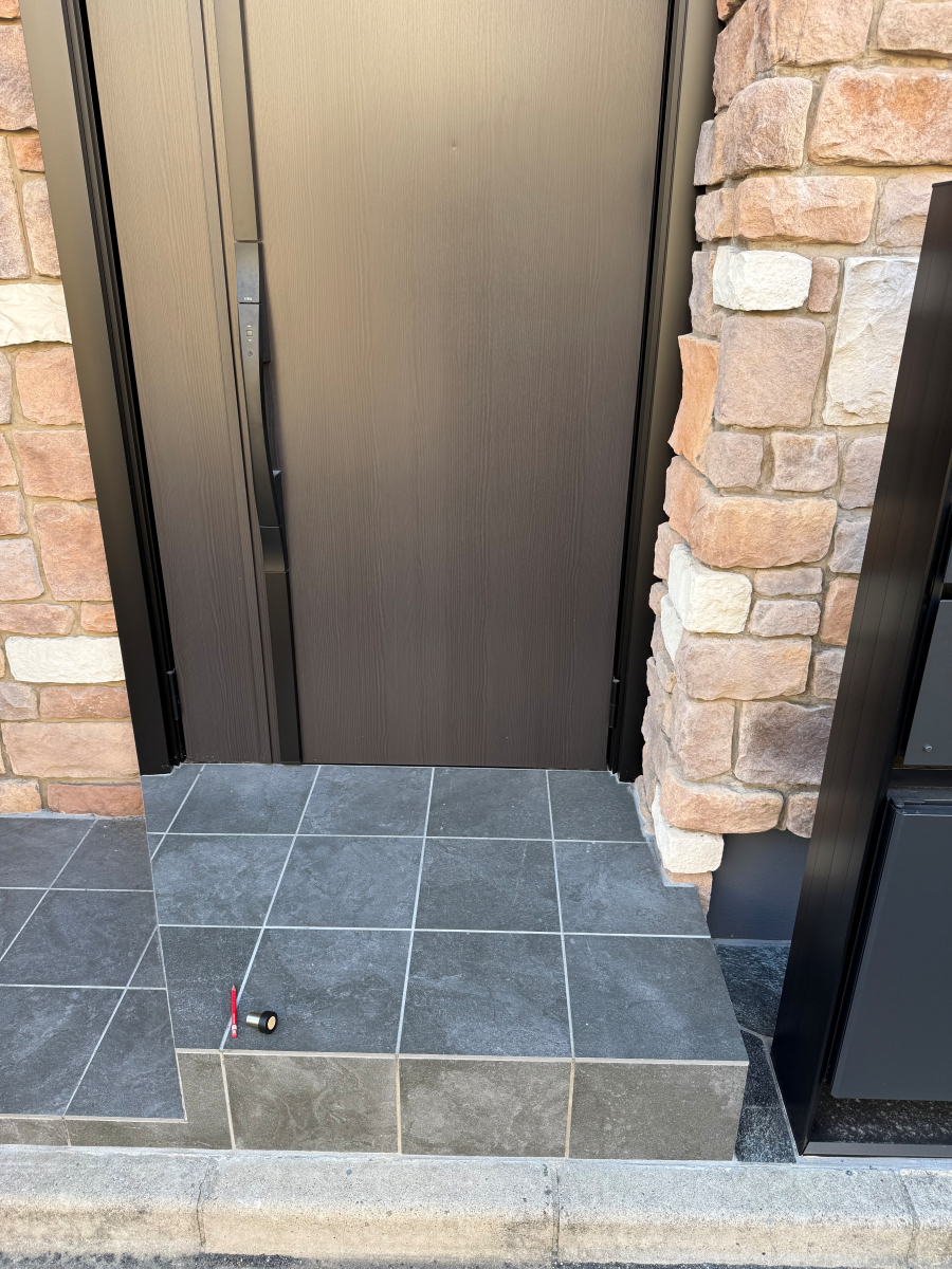 イワサキの玄関ドアに床付け戸当たりで傷防止！の施工前の写真1