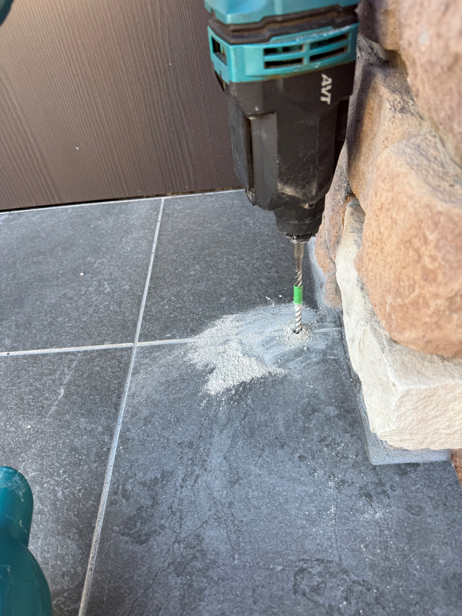 イワサキの玄関ドアに床付け戸当たりで傷防止！の施工前の写真2