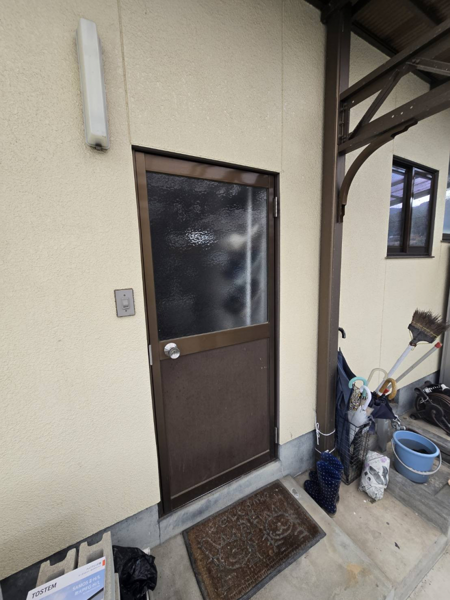 野田アルミ建材の[安佐北区]汎用ドアから採風勝手口ドアに交換させていただきました。の施工前の写真1