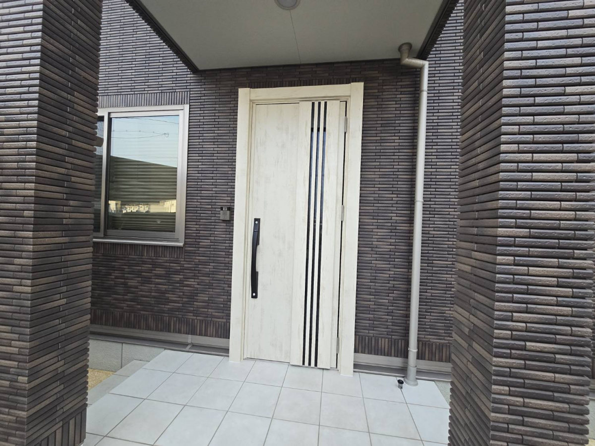 野田アルミ建材の[東広島市]工事はたった一日　あっという間の玄関ドア交換の施工後の写真2