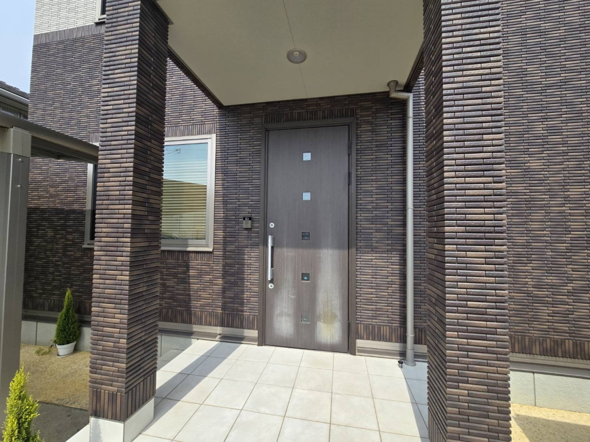 野田アルミ建材の[東広島市]工事はたった一日　あっという間の玄関ドア交換の施工前の写真1