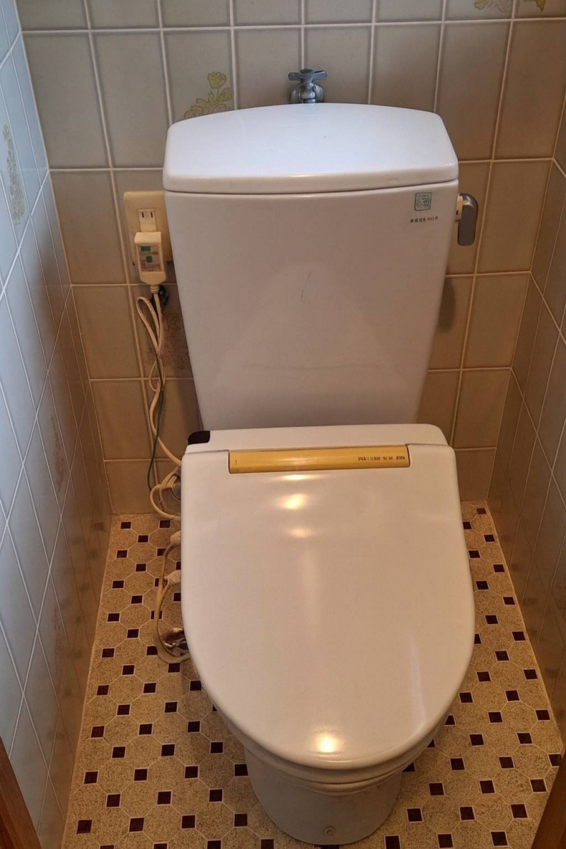 野田アルミ建材の[広島市]節水、お掃除らくらくトイレへの取替工事の施工前の写真1