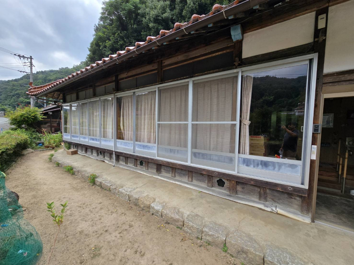 野田アルミ建材の[安芸高田市]先進的窓リノベ２０２５補助金を活用して、内窓・外窓断熱工事の施工前の写真1
