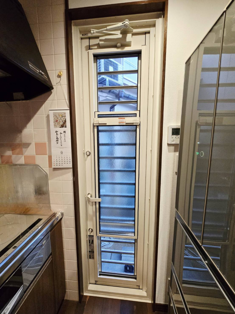 野田アルミ建材の子育てグリーン補助金を活用した、勝手口ドアの断熱リフォームの施工後の写真2