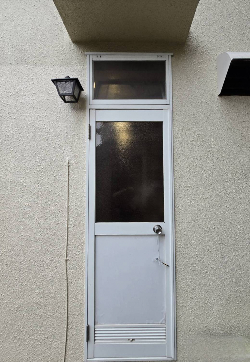 野田アルミ建材の子育てグリーン補助金を活用した、勝手口ドアの断熱リフォームの施工前の写真1