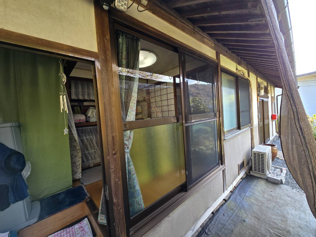 野田アルミ建材の窓と勝手口の断熱リフォームで結露を大幅改善！の施工前の写真1
