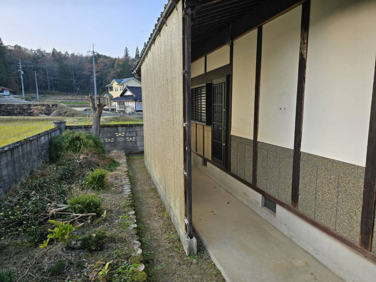 野田アルミ建材の花粉対策にも最適で、雨の日でも安心して洗濯できる サニージュ設置工事の施工前の写真1