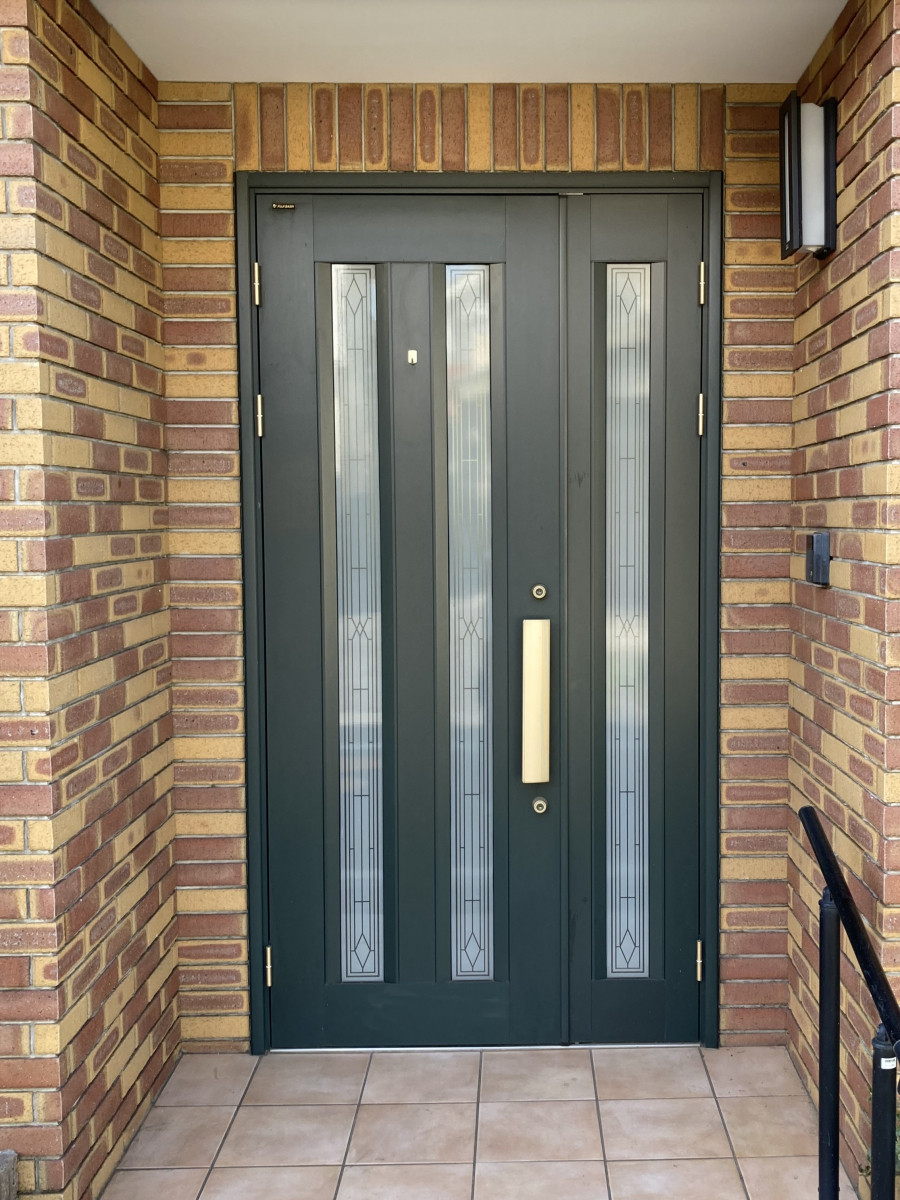 青梅トーヨー住器 東松山店の玄関の防犯、不安を感じていませんか？の施工前の写真1