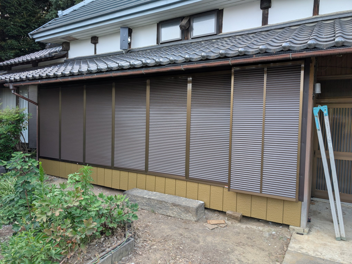 イワカンＳＧの【埼玉県 行田市】木製雨戸枠からアルミ雨戸枠へ交換工事の施工後の写真1