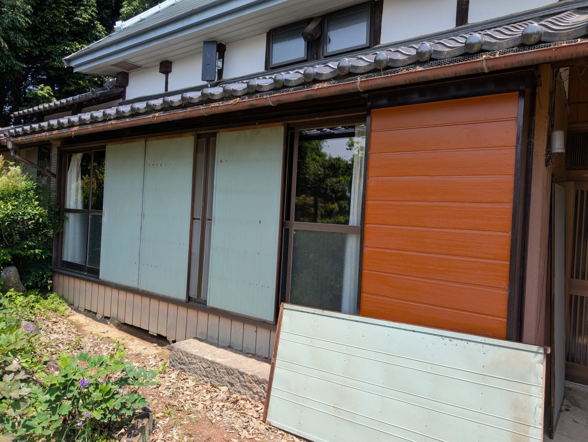 イワカンＳＧの【埼玉県 行田市】木製雨戸枠からアルミ雨戸枠へ交換工事の施工前の写真1