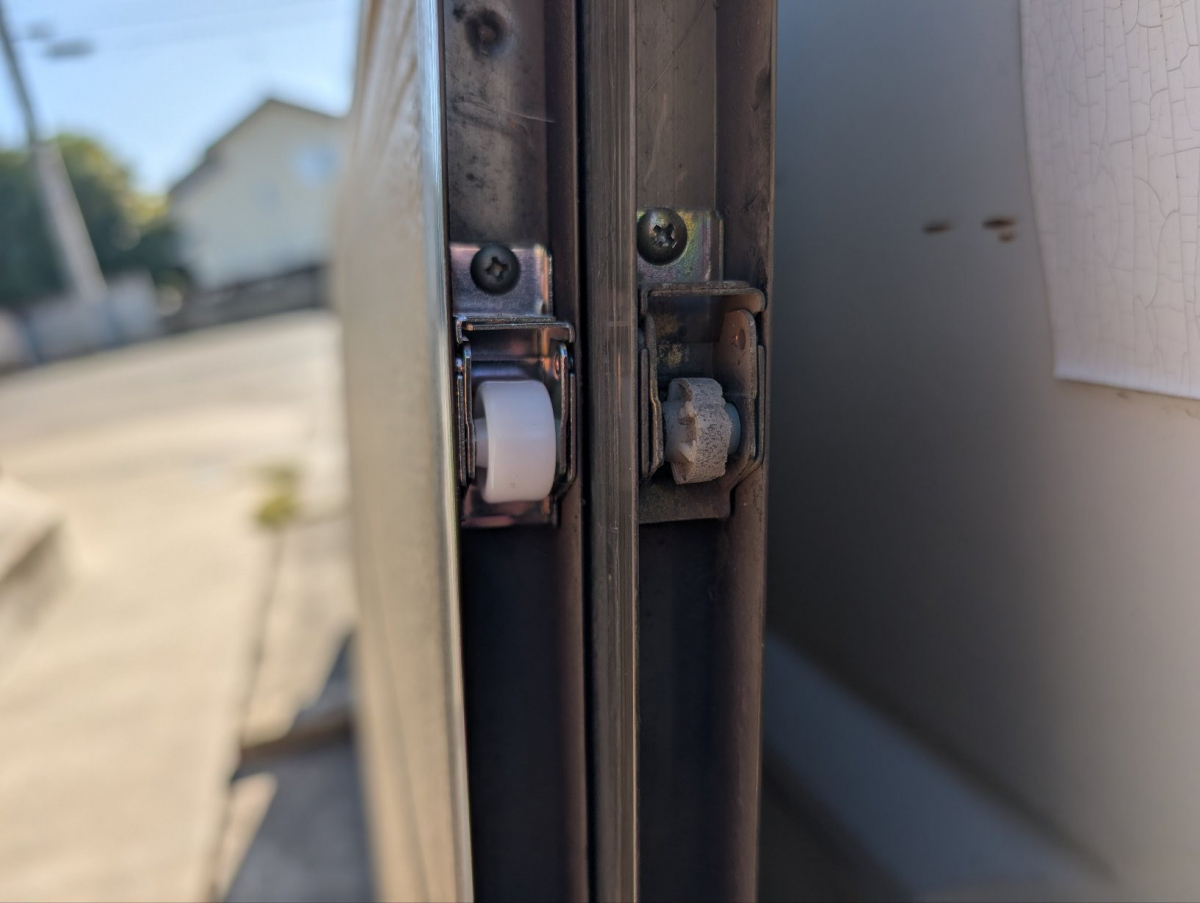 イワカンＳＧの旧トーヨーサッシ 雨戸戸車交換の施工後の写真1