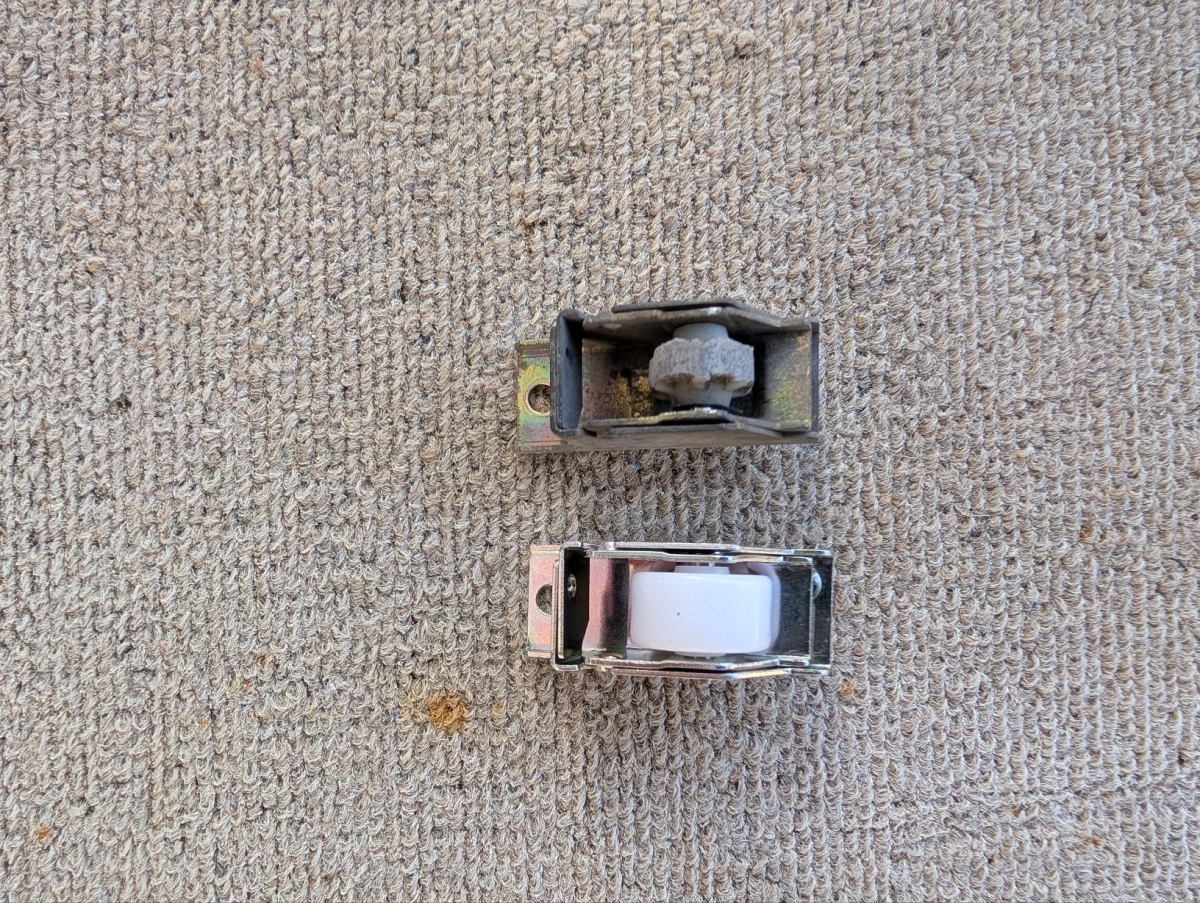 イワカンＳＧの旧トーヨーサッシ 雨戸戸車交換の施工前の写真1