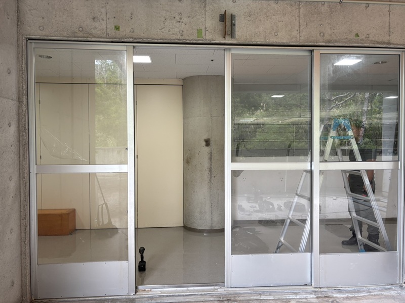 恩納アルミ工業の「窓をドアにリフォームしたい！」安全性と換気を考えた改修【フラッシュドア工事/うるま市】の施工事例詳細写真1