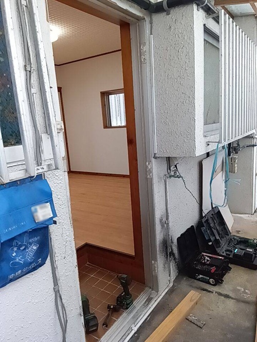 恩納アルミ工業の古くなった玄関ドアを交換したい！【フラッシュドア工事/南風原町】の施工事例詳細写真1