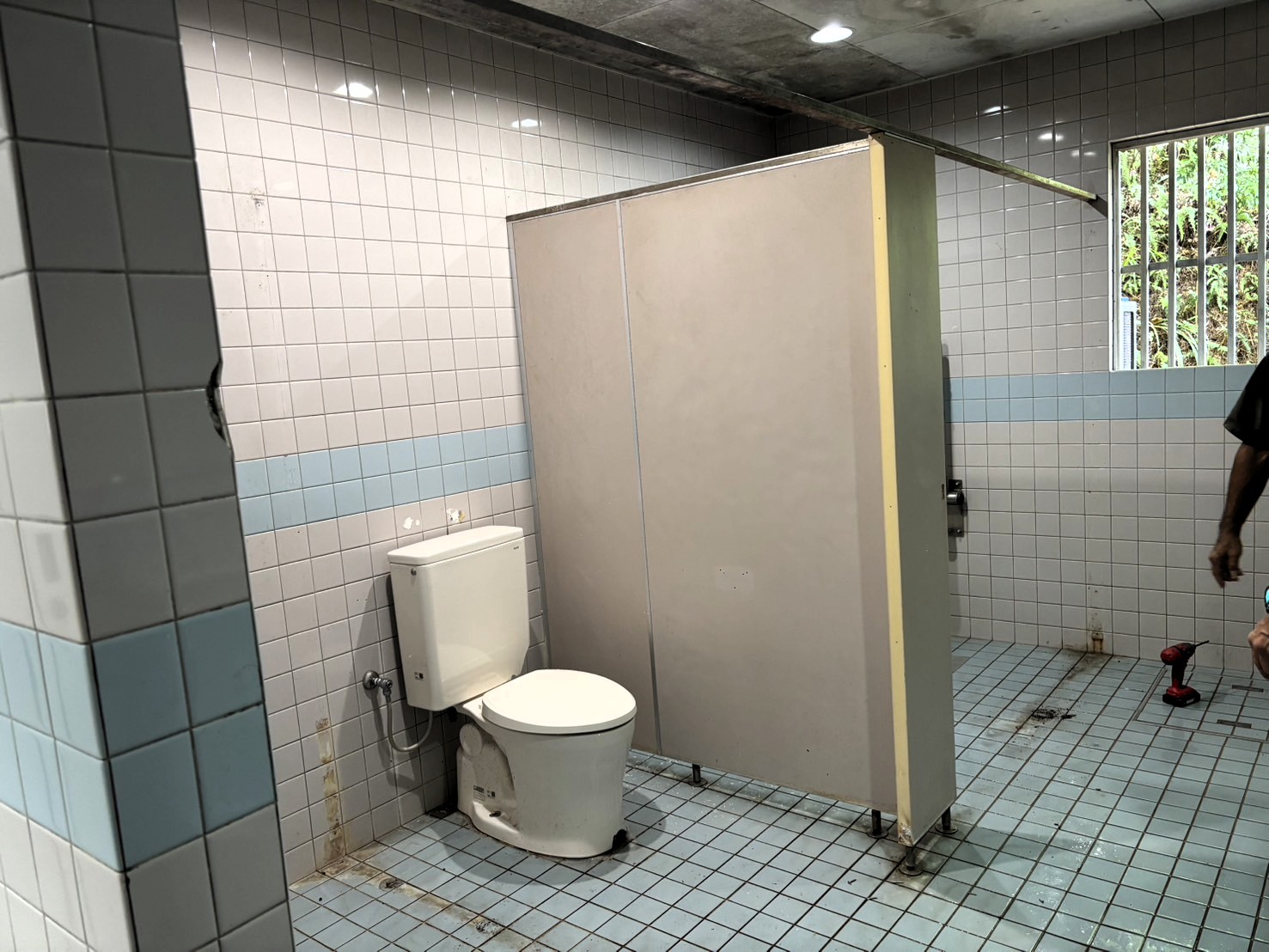 恩納アルミ工業の【トイレブース工事】トイレハンガードアのリフォーム工事の施工事例詳細写真1