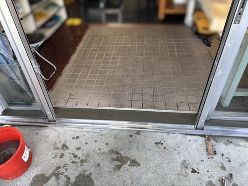 恩納アルミ工業の荷物の搬入をもっと楽にしたい！【引戸工事/うるま市】の施工事例詳細写真1