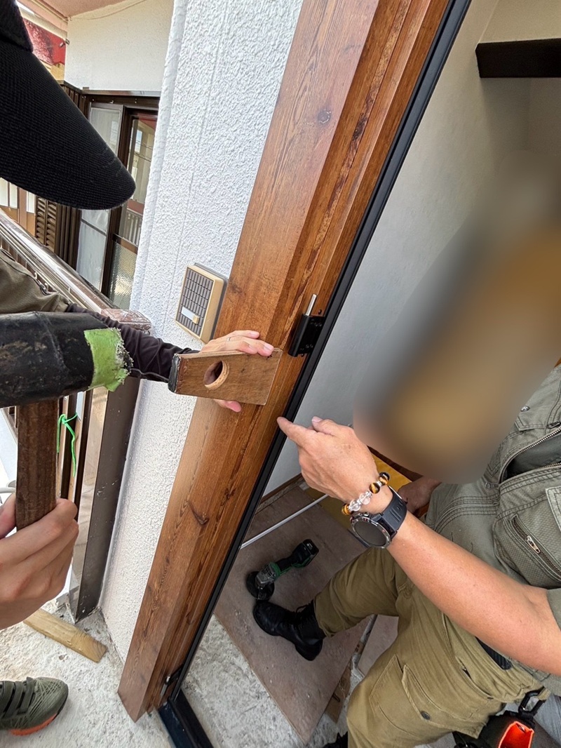 恩納アルミ工業の家の玄関をリフォームしたい!【リシェント玄関ドア3/うるま市】の施工事例詳細写真1