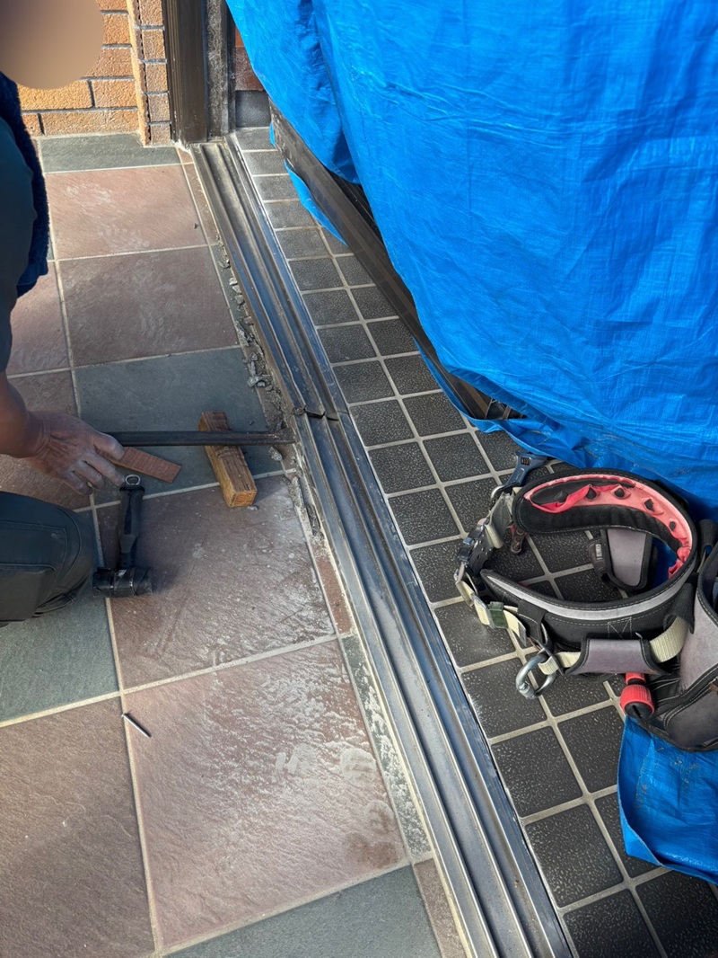 恩納アルミ工業の毎日使う玄関を快適にしたい!1日で完了の玄関リフォーム【リシェント玄関引戸2/うるま市】の施工事例詳細写真1