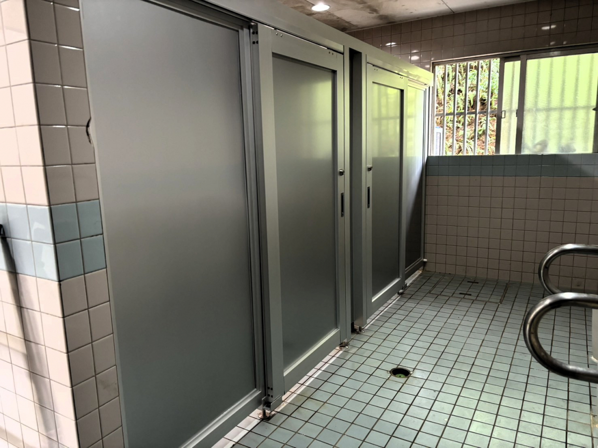 恩納アルミ工業の【トイレブース工事】トイレハンガードアのリフォーム工事の施工後の写真1