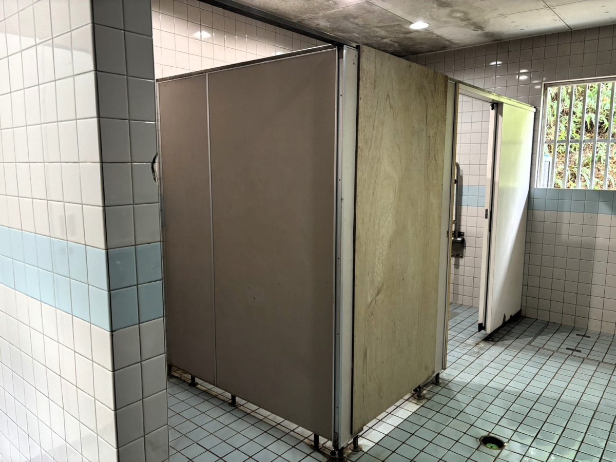 恩納アルミ工業の【トイレブース工事】トイレハンガードアのリフォーム工事の施工前の写真1