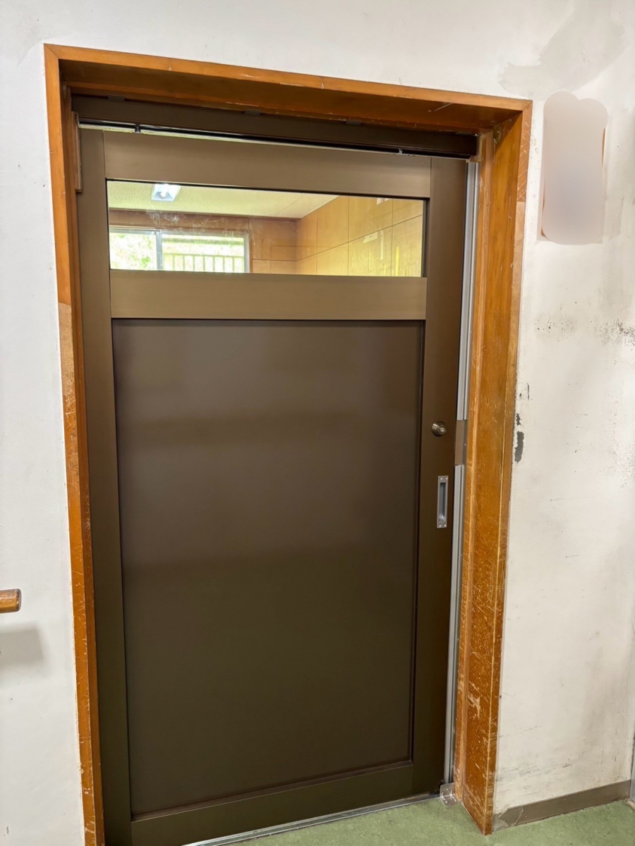 恩納アルミ工業の部屋の入口に引戸を取り付けたい！【引戸工事/うるま市】の施工後の写真1