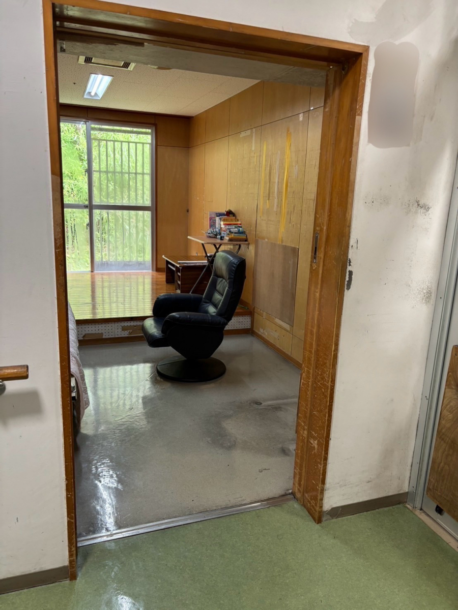 恩納アルミ工業の部屋の入口に引戸を取り付けたい！【引戸工事/うるま市】の施工前の写真1