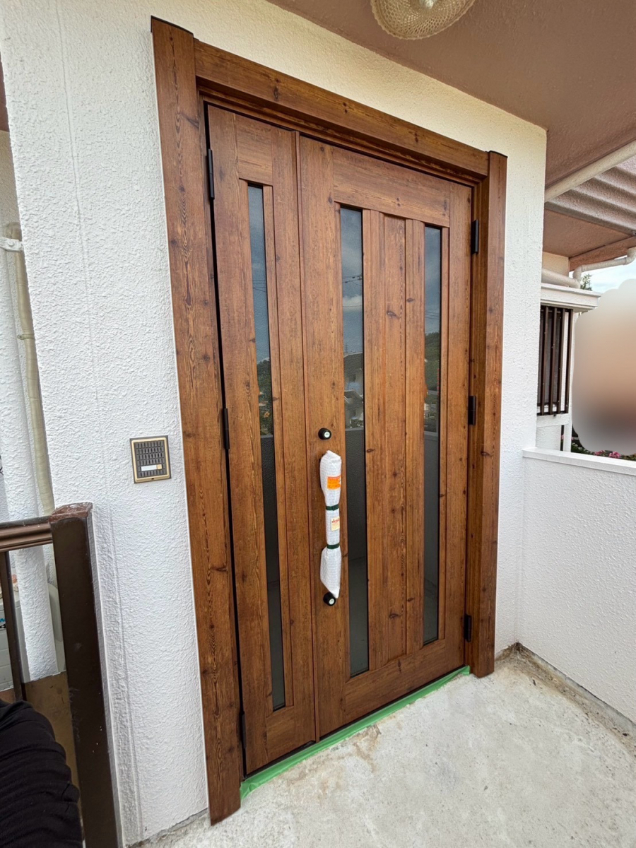 恩納アルミ工業の家の玄関をリフォームしたい!【リシェント玄関ドア3/うるま市】の施工後の写真1