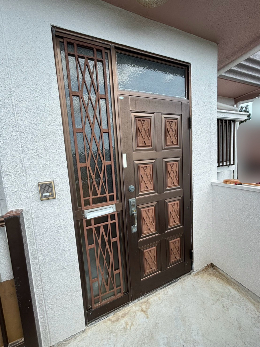 恩納アルミ工業の家の玄関をリフォームしたい!【リシェント玄関ドア3/うるま市】の施工前の写真1