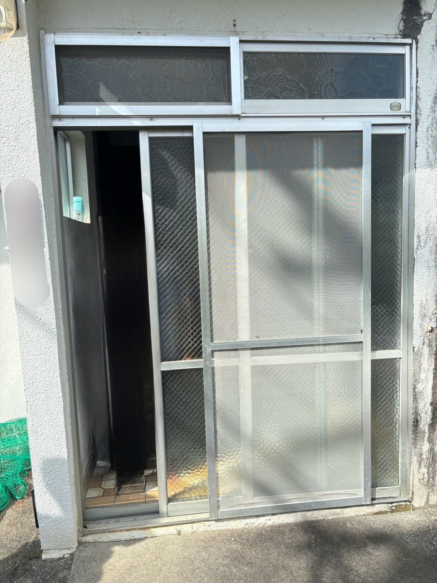 恩納アルミ工業の玄関の引違戸を取り替えたい!【引違戸/恩納村】の施工前の写真1