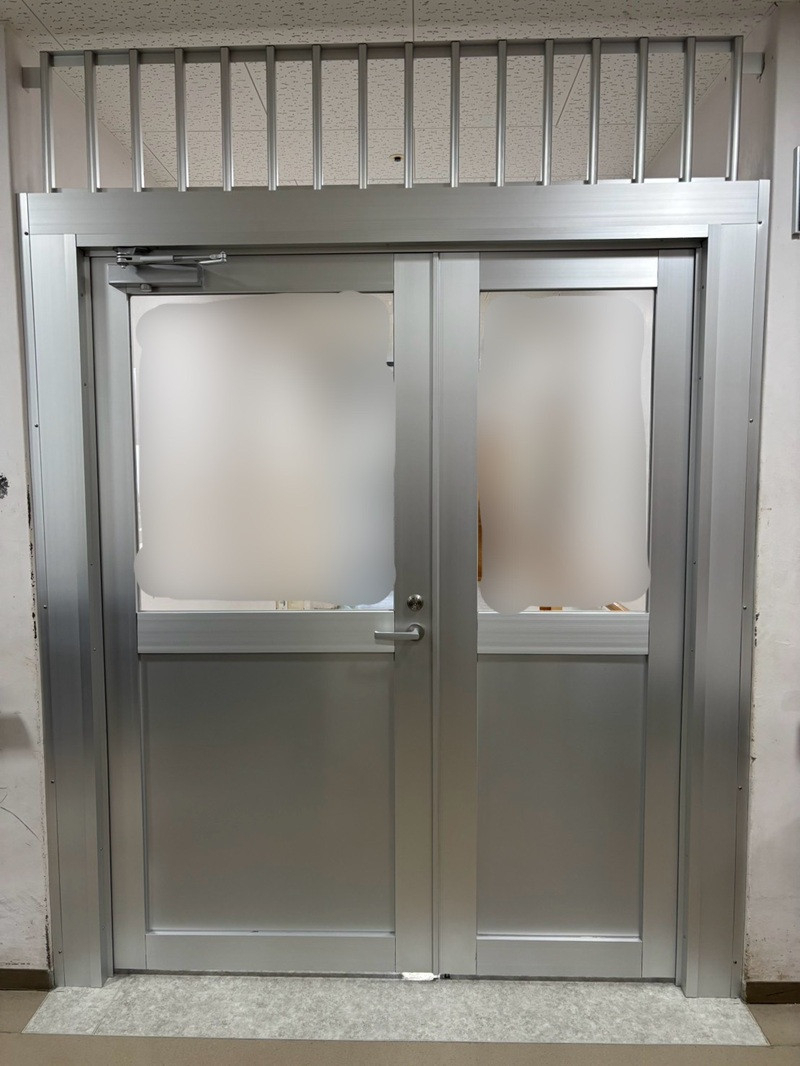 恩納アルミ工業の部屋と廊下を仕切りたい！【カマチドア工事/うるま市】の施工後の写真1