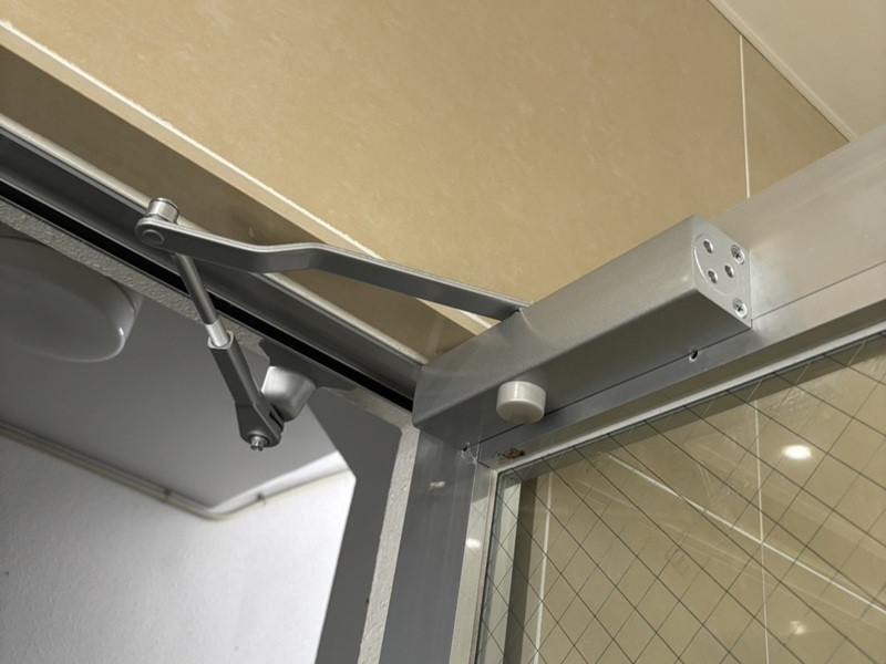 恩納アルミ工業の「バタン！を直したい！」そんな時はクローザー交換で安心を【部品交換/那覇市】の施工後の写真1