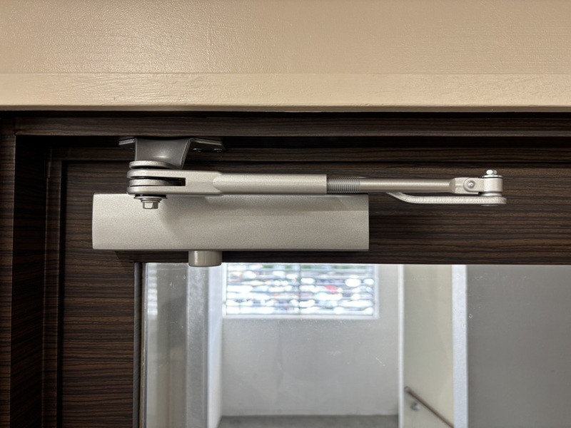 恩納アルミ工業の「バタン！を直したい！」そんな時はクローザー交換で安心を【部品交換/那覇市】の施工後の写真2