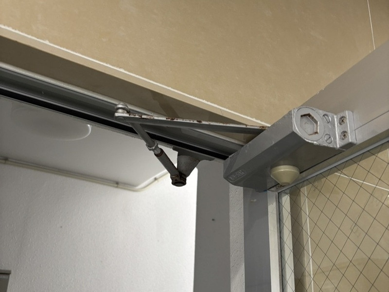 恩納アルミ工業の「バタン！を直したい！」そんな時はクローザー交換で安心を【部品交換/那覇市】の施工前の写真1