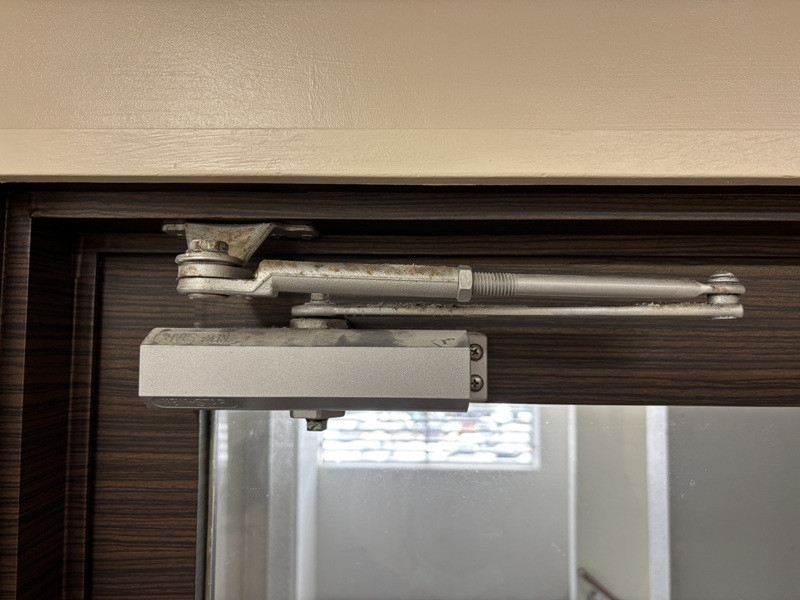 恩納アルミ工業の「バタン！を直したい！」そんな時はクローザー交換で安心を【部品交換/那覇市】の施工前の写真2