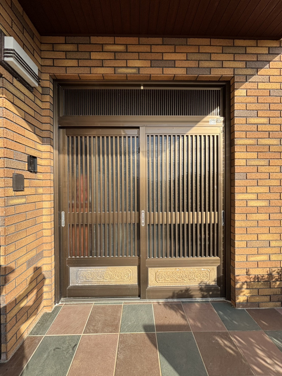 恩納アルミ工業の毎日使う玄関を快適にしたい！1日で完了の玄関リフォーム【リシェント玄関引戸2/うるま市】の施工前の写真1