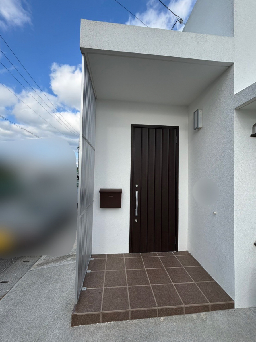 恩納アルミ工業の視線をカット、玄関横に目隠しルーバーを設置したい！【アルミルーバー工事/金武町】の施工後の写真1