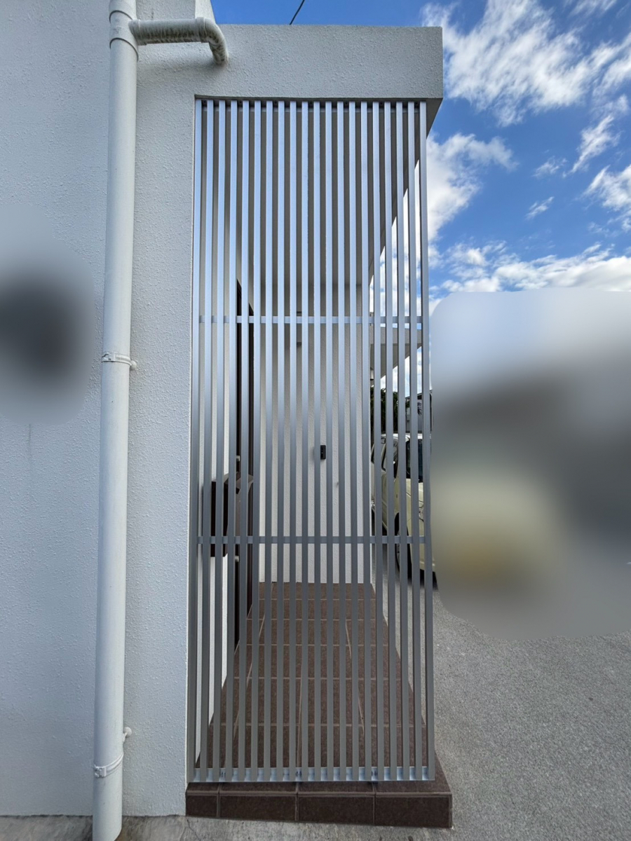 恩納アルミ工業の視線をカット、玄関横に目隠しルーバーを設置したい！【アルミルーバー工事/金武町】の施工後の写真2