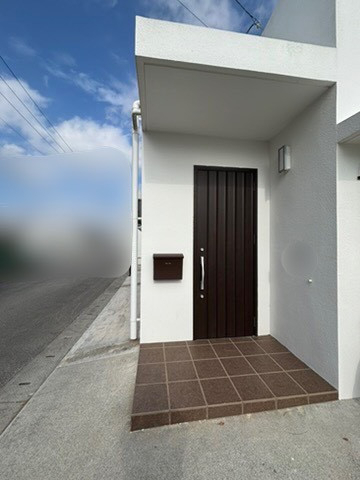 恩納アルミ工業の視線をカット、玄関横に目隠しルーバーを設置したい！【アルミルーバー工事/金武町】の施工前の写真1