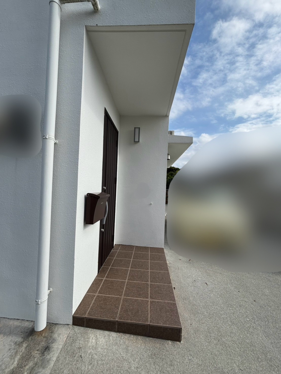恩納アルミ工業の視線をカット、玄関横に目隠しルーバーを設置したい！【アルミルーバー工事/金武町】の施工前の写真2