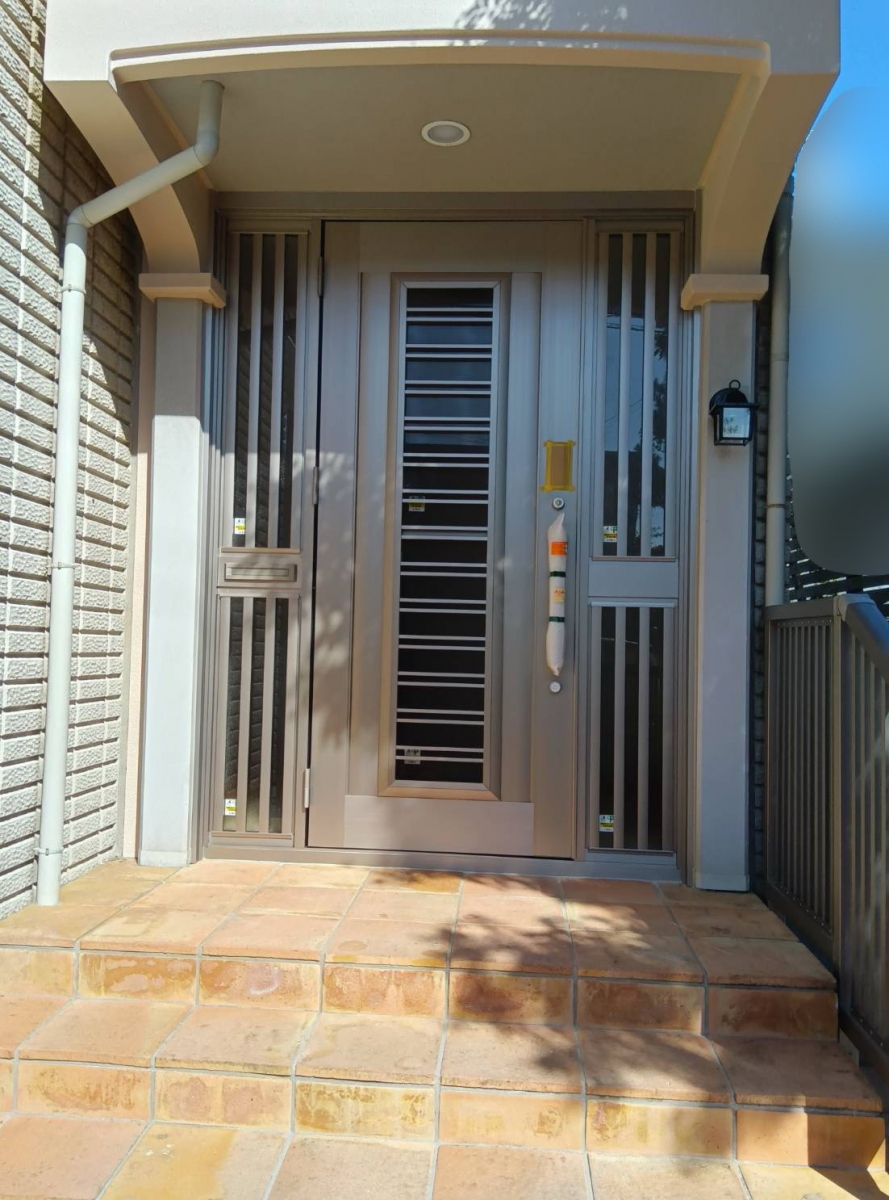 恩納アルミ工業の玄関も新しくして新年を迎えたい！【リシェント玄関ドア３/読谷村】の施工後の写真1
