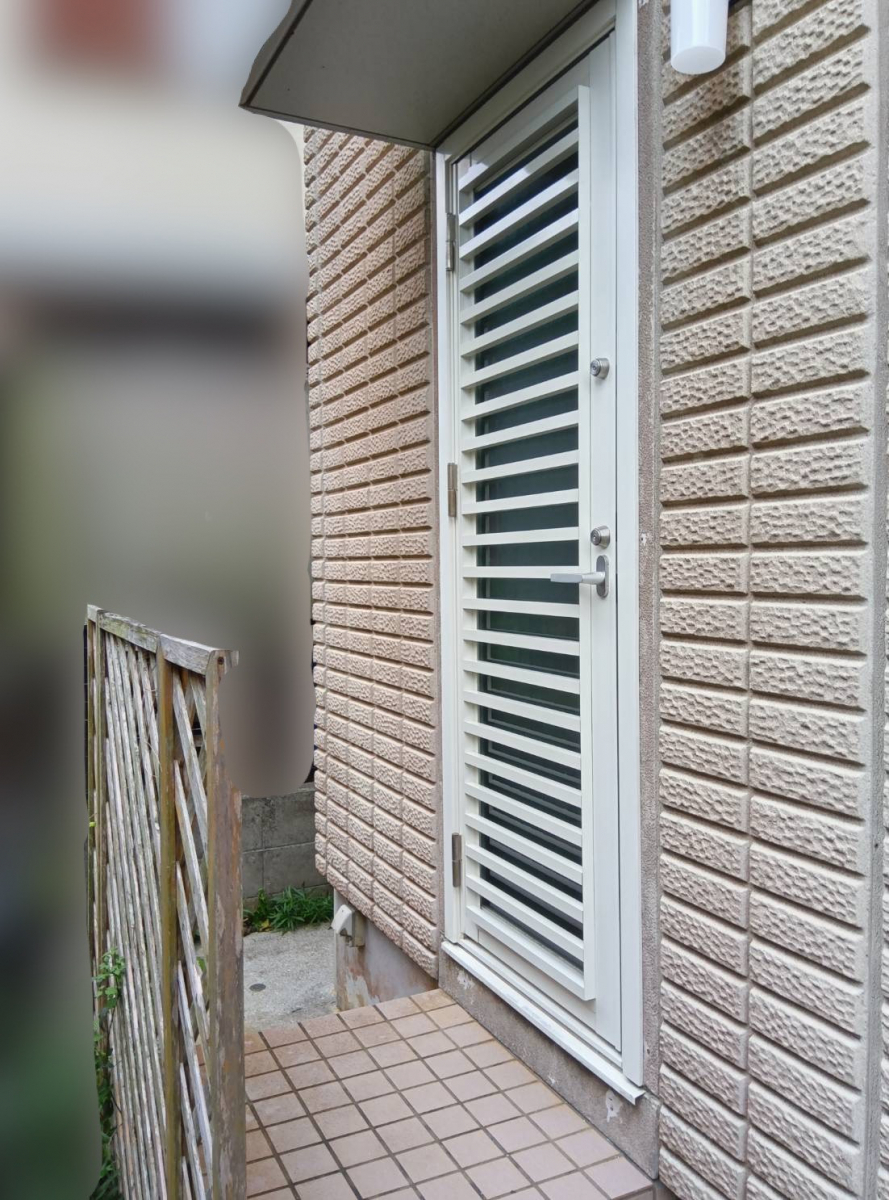 恩納アルミ工業の「勝手口も安心・安全に使いたい！」部品交換と格子取付工事【部品交換・ドア格子/読谷村】の施工後の写真1