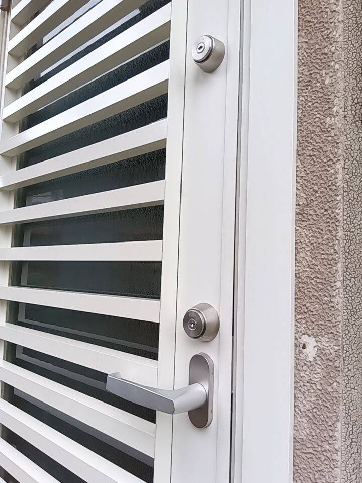 恩納アルミ工業の「勝手口も安心・安全に使いたい！」部品交換と格子取付工事【部品交換・ドア格子/読谷村】の施工後の写真2