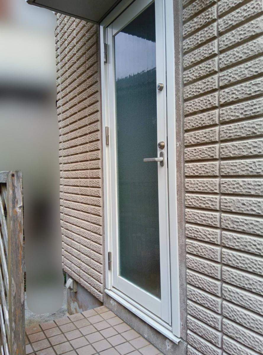 恩納アルミ工業の「勝手口も安心・安全に使いたい！」部品交換と格子取付工事【部品交換・ドア格子/読谷村】の施工前の写真1