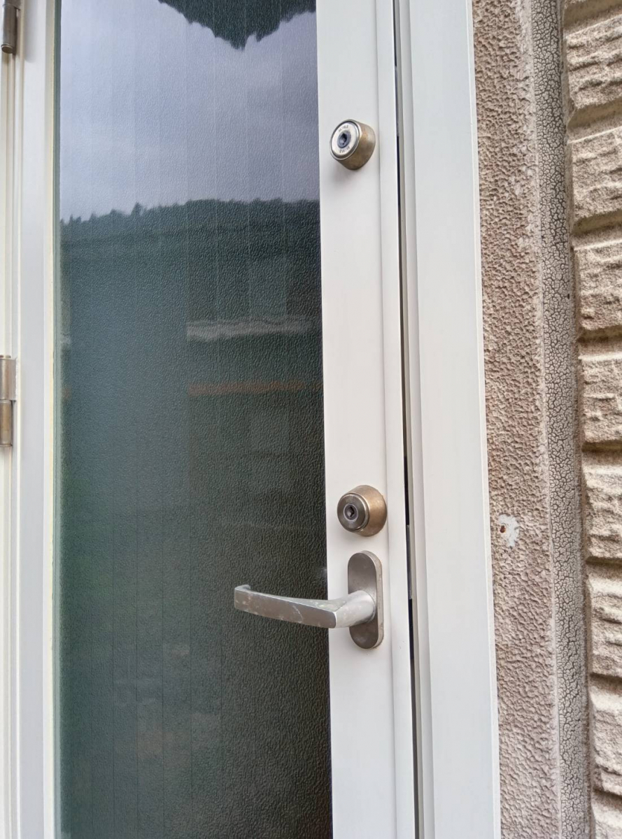 恩納アルミ工業の「勝手口も安心・安全に使いたい！」部品交換と格子取付工事【部品交換・ドア格子/読谷村】の施工前の写真2