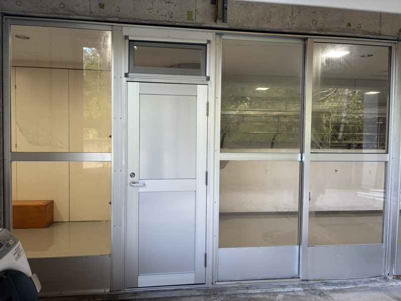 恩納アルミ工業の「窓をドアにリフォームしたい！」安全性と換気を考えた改修【フラッシュドア工事/うるま市】の施工後の写真1