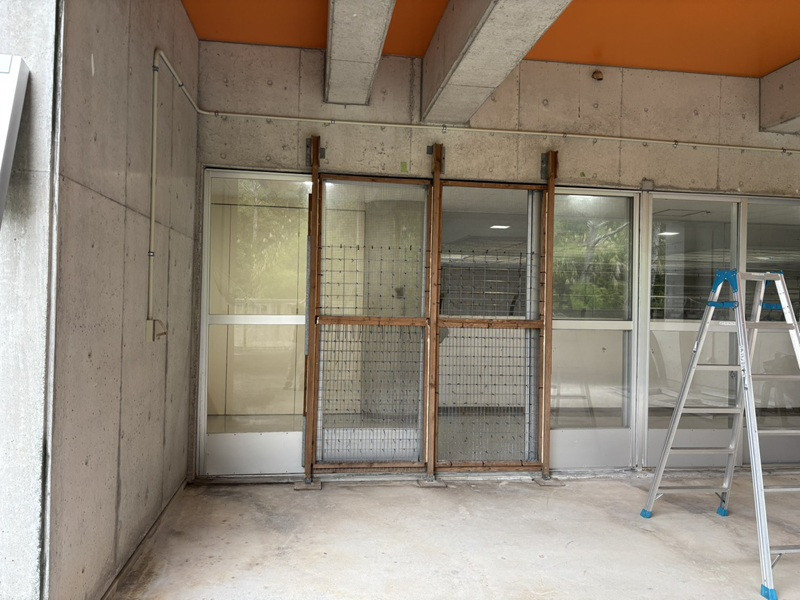 恩納アルミ工業の「窓をドアにリフォームしたい！」安全性と換気を考えた改修【フラッシュドア工事/うるま市】の施工前の写真1