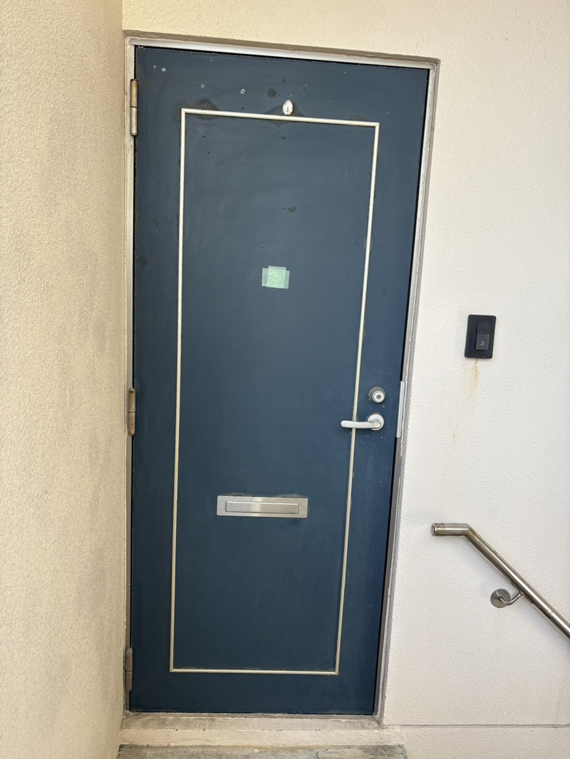 恩納アルミ工業の壊れた玄関を取り替えたい！【フラッシュドア工事/読谷村】の施工前の写真1