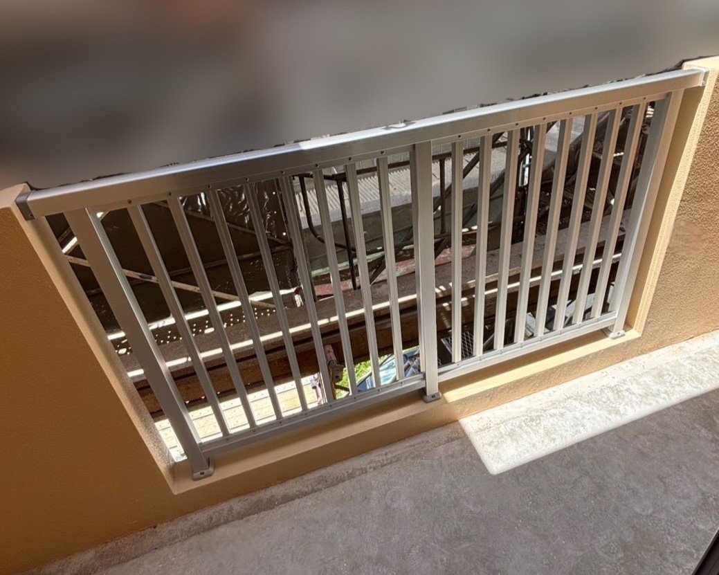 恩納アルミ工業のベランダに手すりを取り付けたい！【手すり工事/西原町】の施工後の写真1