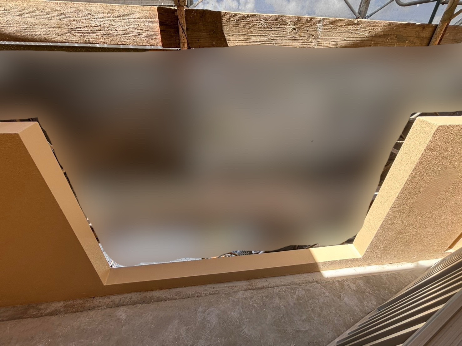 恩納アルミ工業のベランダに手すりを取り付けたい！【手すり工事/西原町】の施工前の写真1